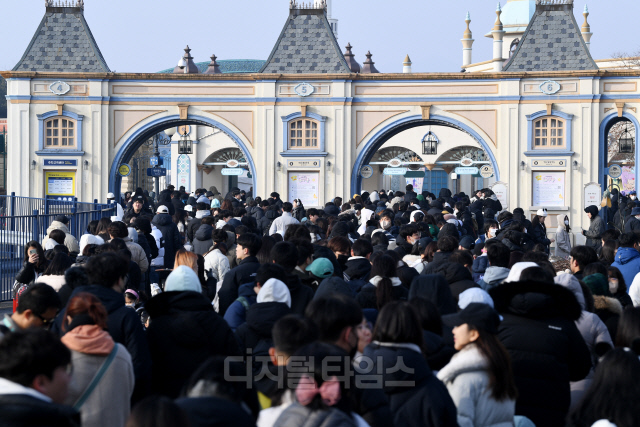 푸바오가 일반 관람객들을 만나는 마지막 날인 3일 경기도 용인 에버랜드에서 관람객들이 일명 '오픈런'을 하기 위해 대기하고 있다. 사진공동취재단